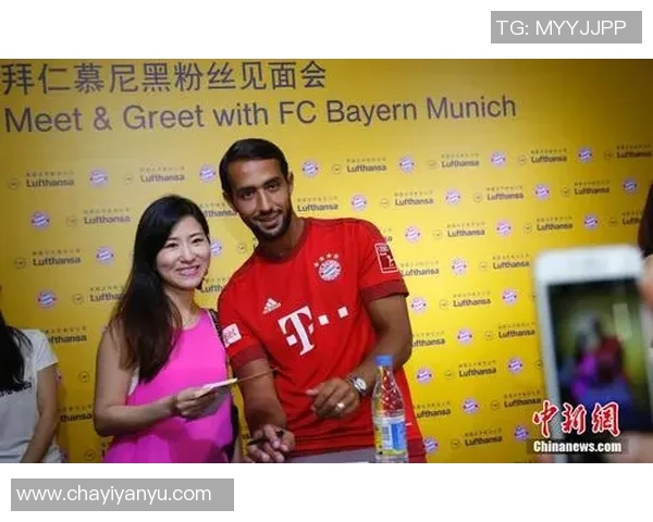 足球明星与中国粉丝亲密合影展现友谊与热情的美好瞬间